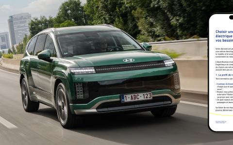 Une voiture électrique Hyundai Ioniq 5 verte circule sur une autoroute urbaine, entourée d'immeubles modernes et de végétation luxuriante, avec un smartphone affichant des informations sur les voitures électriques en surimpression.