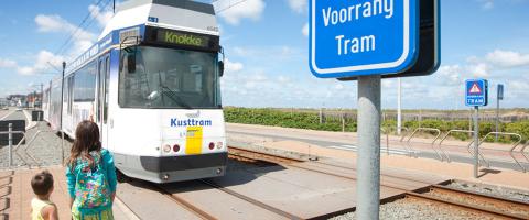 tram aan de kust