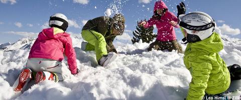 wintersportoutfit - kinderen in de sneeuw