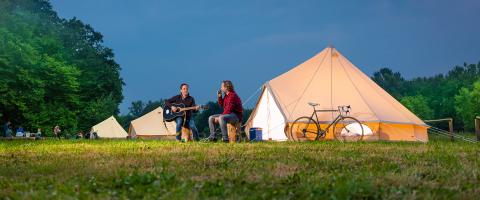 Kamperen in een tipi