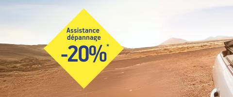 Personnes dans un véhicule traversant un désert.