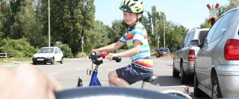 enfant à vélo en ville