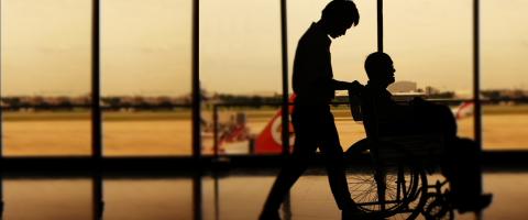 voyageur à mobilité réduite dans un aéroport