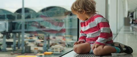 enfant assis dans un aéroport