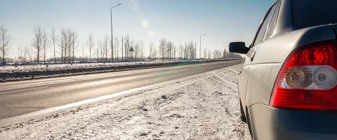 voiture sur route enneigée