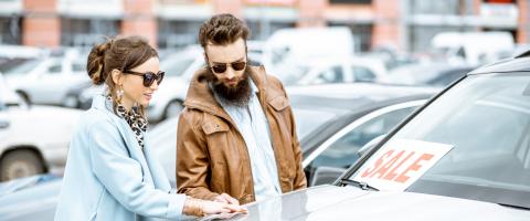 couple qui achète une voiture d'occasion