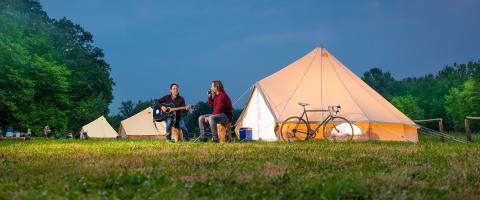 Camper sous un tipi