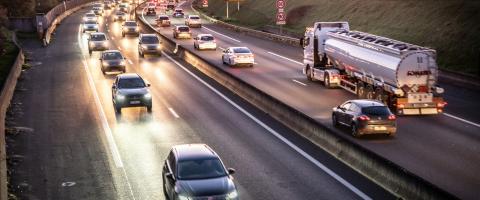 Drukke snelweg bij zonsondergang