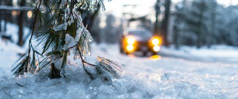 Voiture sur une route enneigée