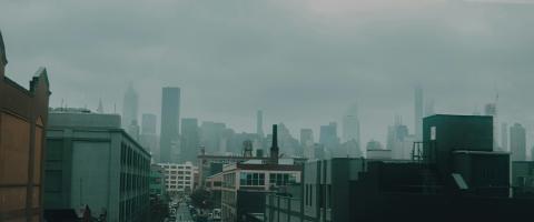 une ville dans le brouillard