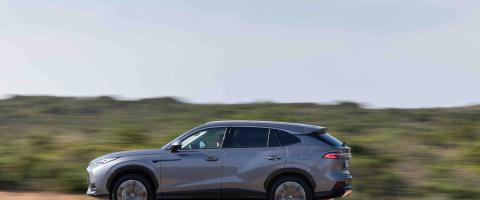 MG HS Plug-in Hybrid 2025 sur la route
