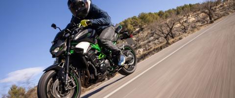 la Kawasaki Z900 2025 sur route