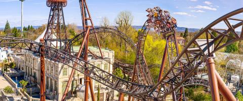 De Voltron, de meest recente rollercoaster in Europa-Park op een zonnige dag met joelende mensen aan boord.