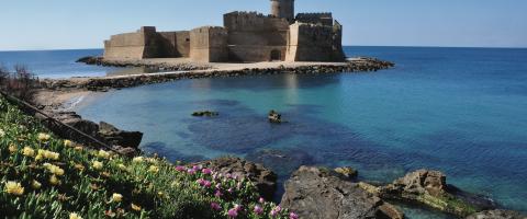Le Castella, een kustdorpje in Calabrië met een fort op een schiereilandje als toeristische troef.