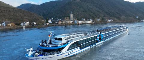 Croisière fluviale sur le tout nouveau bateau de VIVA Cruises. Ici sur le Rhin, ville et château en arrière-plan.