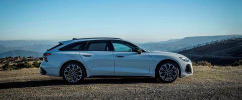 Audi break blanc de profil avec ciel bleu et montagnes en arrière-plan