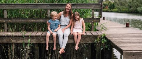 Twee jonge mensen in de binnenstad, kijkend op een smartphone. Stayaokay accomodaties.