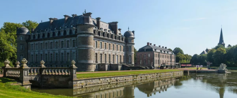 Het Kasteel van Beloeil ziet eruit als Versailles. Waterpartij op de voorgrond, ook de kerktoren van het dorpje is in beeld.