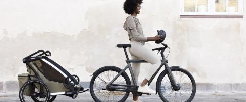 jongedame op fiets met fietskar