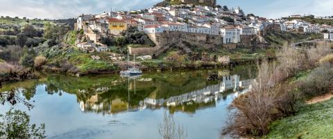 Alentejo, Portugal vue sur le village de Mértola et ses maisons blanches typiques.