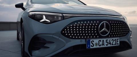 Gros plan de la face avant de la Mercedes-Benz CLA 250e avec calandre diamant et logo étoile."