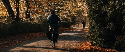 cycliste et coureur sur un chemin en automne.