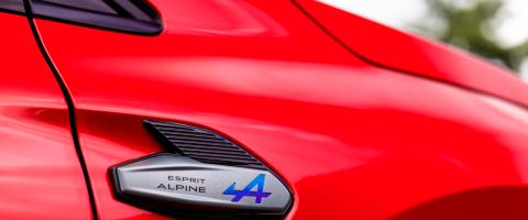 Détail de l’aile du Renault Symbioz Esprit Alpine avec badge spécifique et logo Alpine bleu.