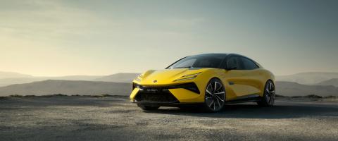 Lotus Emeya électrique jaune vue avant trois-quarts, avec arrière-plan montagneux