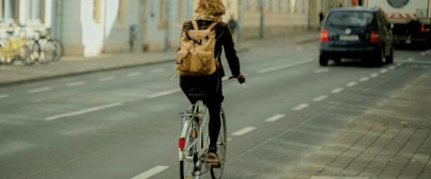 dame met fiets op fietspad