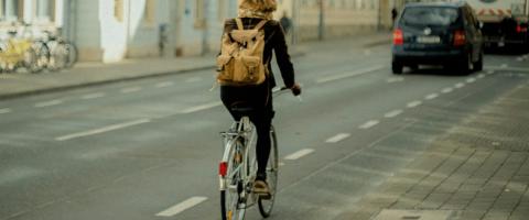 dame à vélo sur la piste cyclable