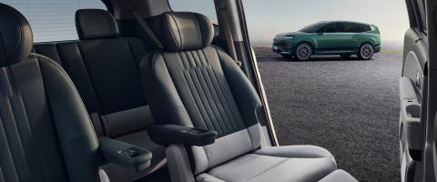 Sièges arrière individuels du Hyundai Ioniq 9 avec vue sur le SUV stationné à l’extérieur.