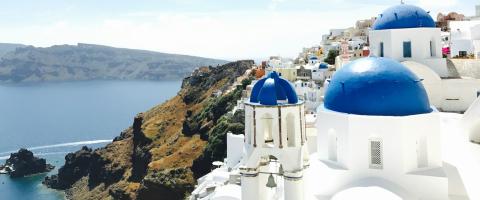 Grèce, Santorin, vue sur la mer avec une église au premier plan