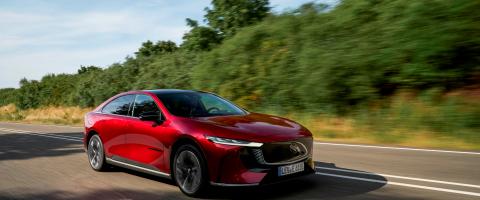 Mazda 6e vue de 3/4 avant sur une route de campagne