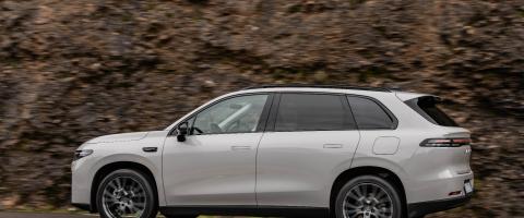 Leapmotor C10 REEV gris, vue de profil le lont d'une route montagneuse