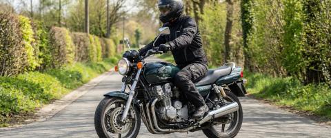 Motorrijder maakt proefrit met tweedehands motor op landweg om koppeling en wegligging te testen