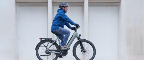Man fietst met Gazelle Ultimate C380