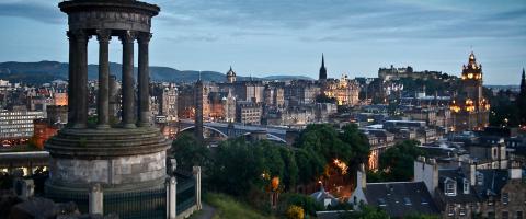 panoram over een grote stad met vele torens, Edinburgh