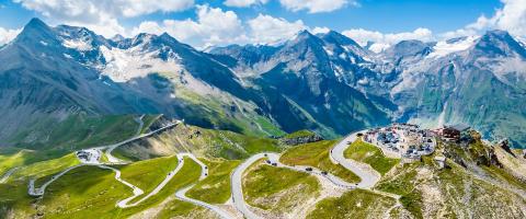 slingerende weg hoog in de bergen van SalzburgerLand