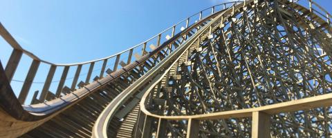 Parcs d'attractions montagnes russes.
