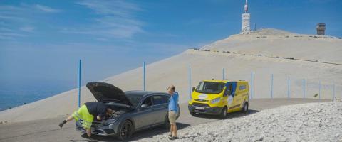 vakantie - wegenwachter helpt auto die in panne staat