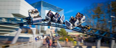 rollercoaster in beweging in een pretpark in Frankrijk
