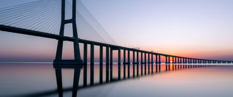 een lange brug die in het water ligt (Lissabon – Vasco da Gama brug)