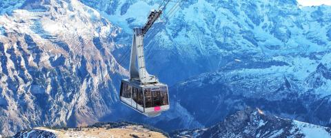 vogelperspectief van een skilift boven bergen tijdens de winter