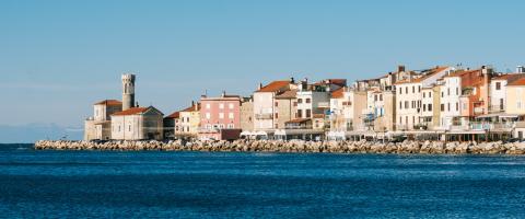 stadsgebouwen bij een waterpartij tijdens de dag (Piran)