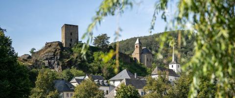 ruines d’un château médiéval au sommet d’une colline surplombant un village (Esch sur Sûre)
