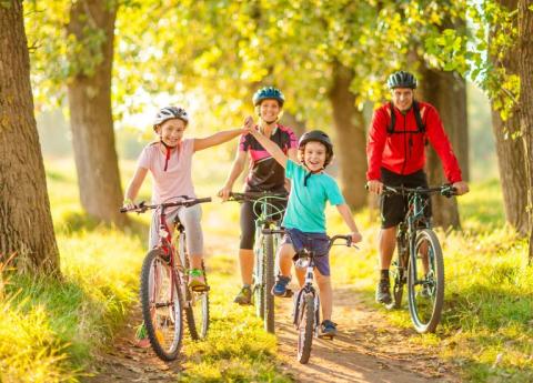 famille à vélo nature printemps
