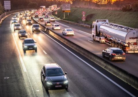 Autoroute au coucher du soleil