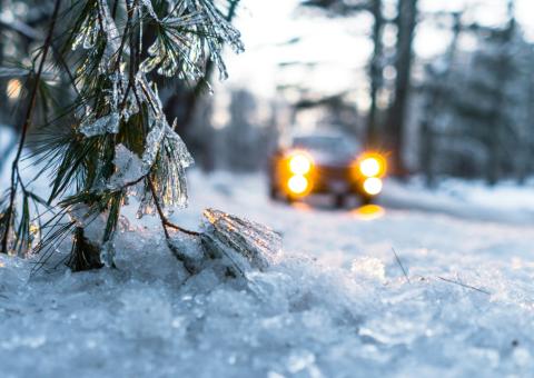 Voiture sur une route enneigée