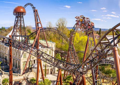 Le Voltron, la toute dernière montagne russe d'Europa-Park, par une journée ensoleillée, avec des gens qui applaudissent à bord.