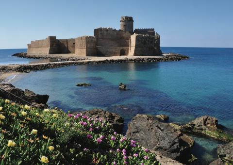 Le Castella, un village côtier de Calabre dont l'atout touristique est une forteresse sur une péninsule.